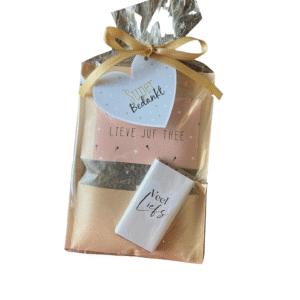 Pakketje “lieve juf” thee met chocolaatje “veel liefs”