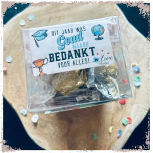Doosje "Dit jaar was goud waard" met hazelnootbonbons & theezakje "Thanks a lot"