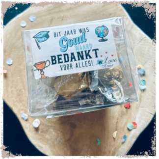 Doosje "Dit jaar was goud waard" met hazelnootbonbons & theezakje "Thanks a lot"