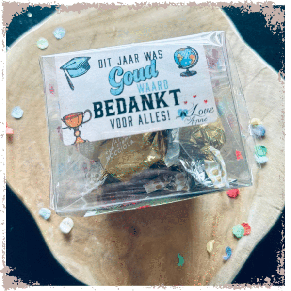 Doosje "Dit jaar was goud waard" met hazelnootbonbons & theezakje "Thanks a lot"